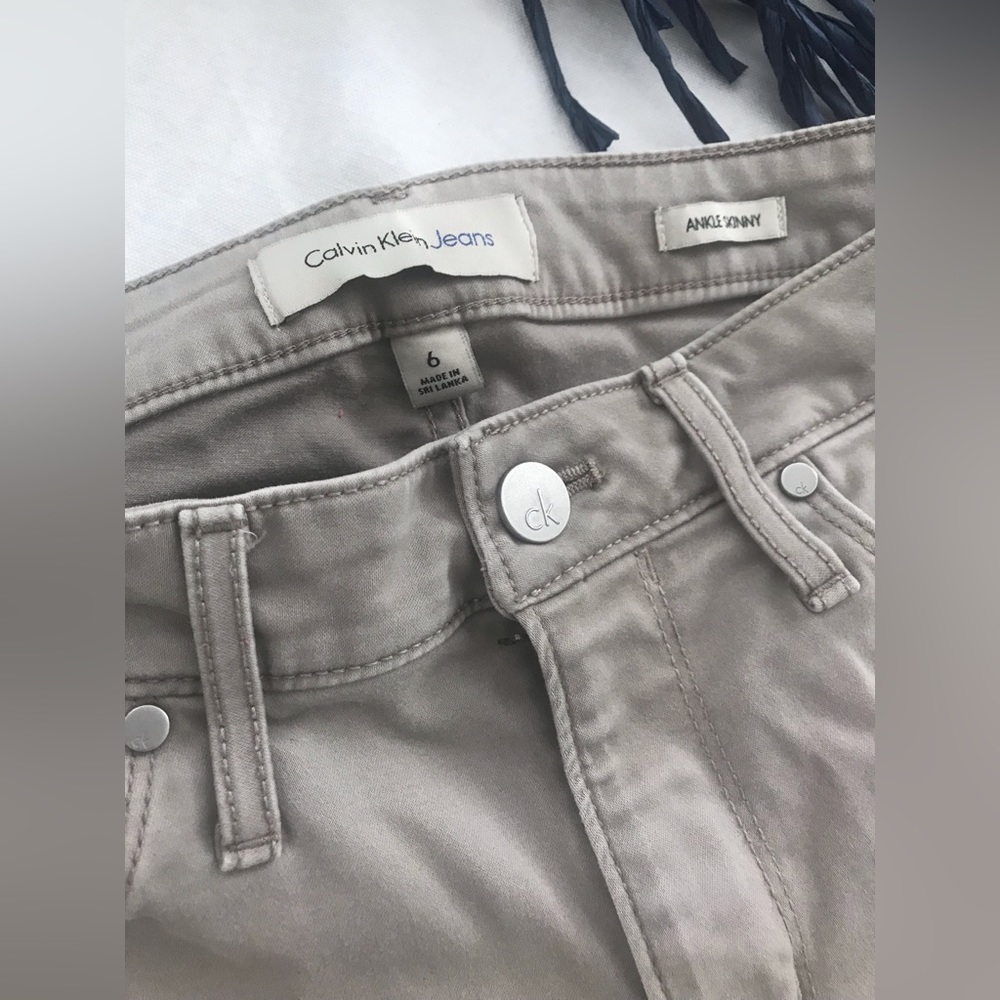 Calvin Klein jeans taupe skinny pants, size 6. EUC soft 98% cotton 2% elastase